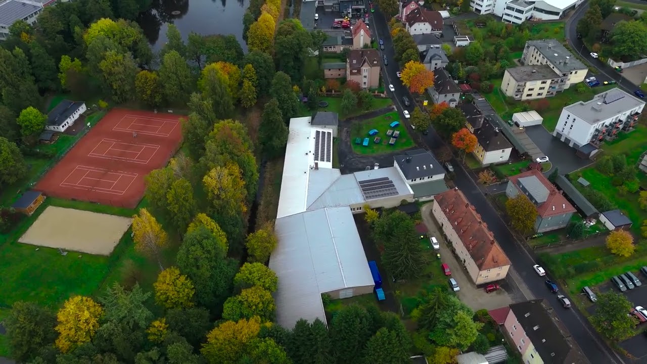 Ihr neuer Firmensitz in Wunsiedel: Top-saniertes Wohnhaus mit großzügigen Hallenflächen