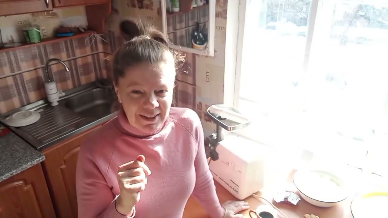 5 минут и я замёрзла. Леплю пельмени, разговоры о том, о сем🥟😁так и живём