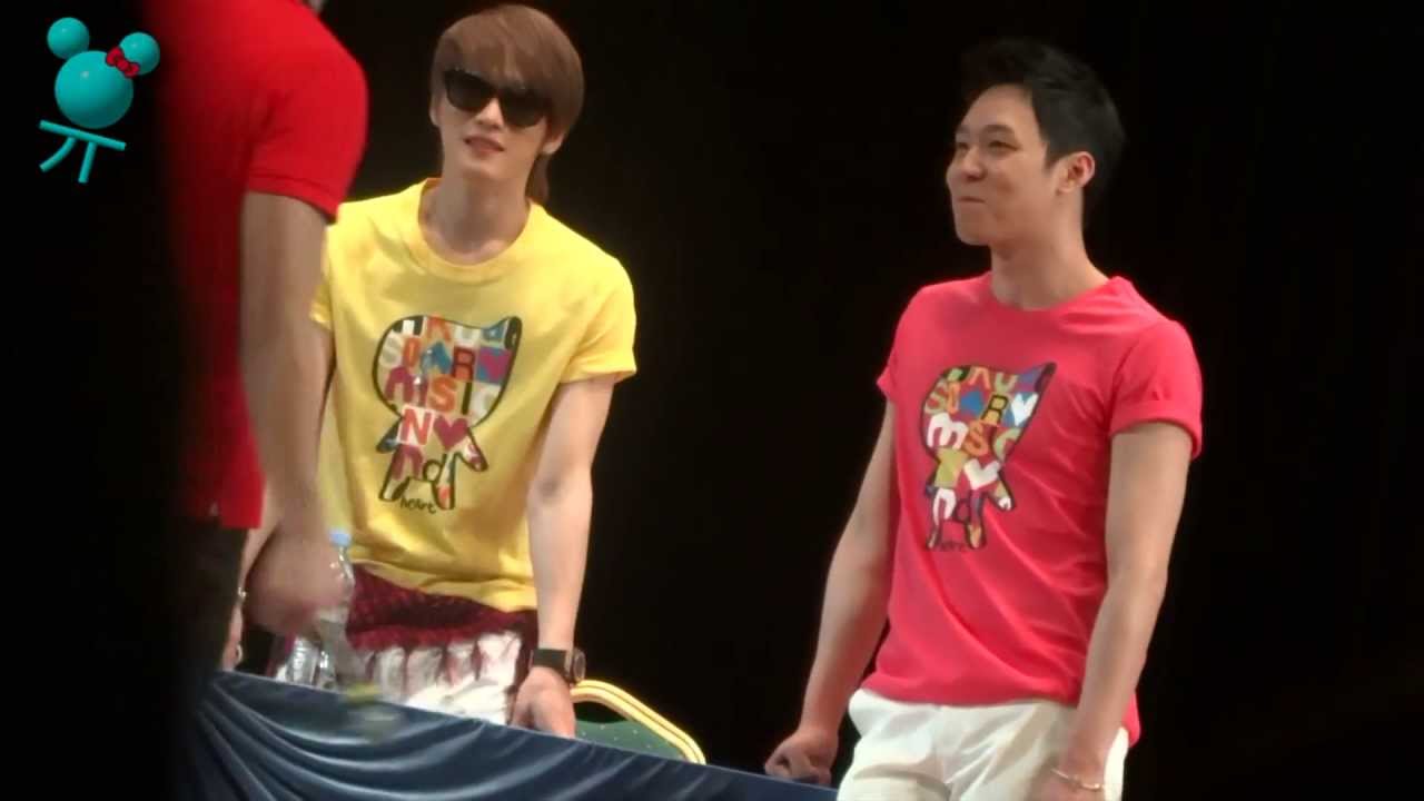 130429 JYJ NII Fan Party [Part1] 秀秀Hug時.有天在中一旁看熱鬧^_^