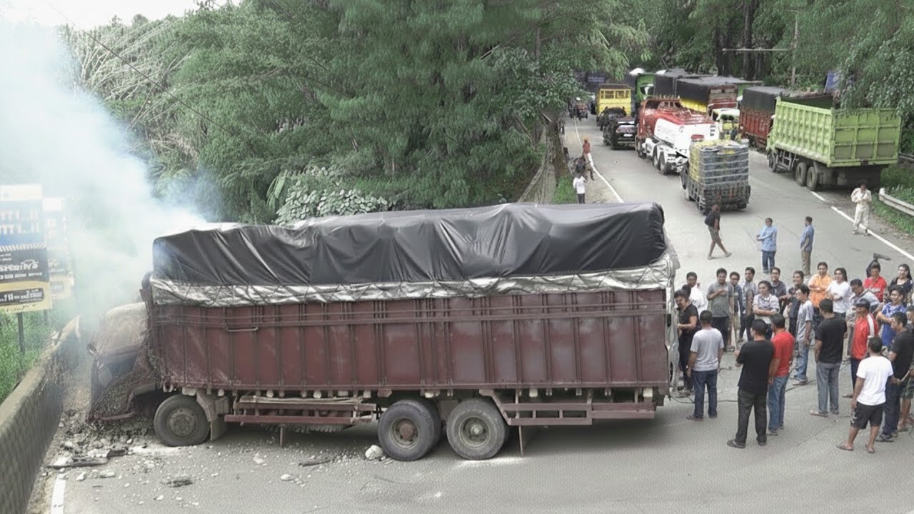 Menit Menit M3ng3rikan, Truk Super panjang Tersiksa Di sitinjau Lauik  | Lalu Lintas Lumpuh Total