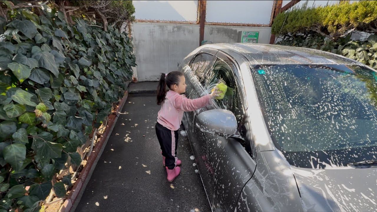  MARIA ME AJUDANDO A LAVR O CARRO 🚗 🧼