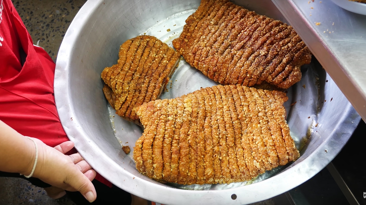 Thailand Food: The CRISPIEST Fried Pork Belly in Bangkok | หมูกรอบที่รับประกันความกรอบและความอร่อย