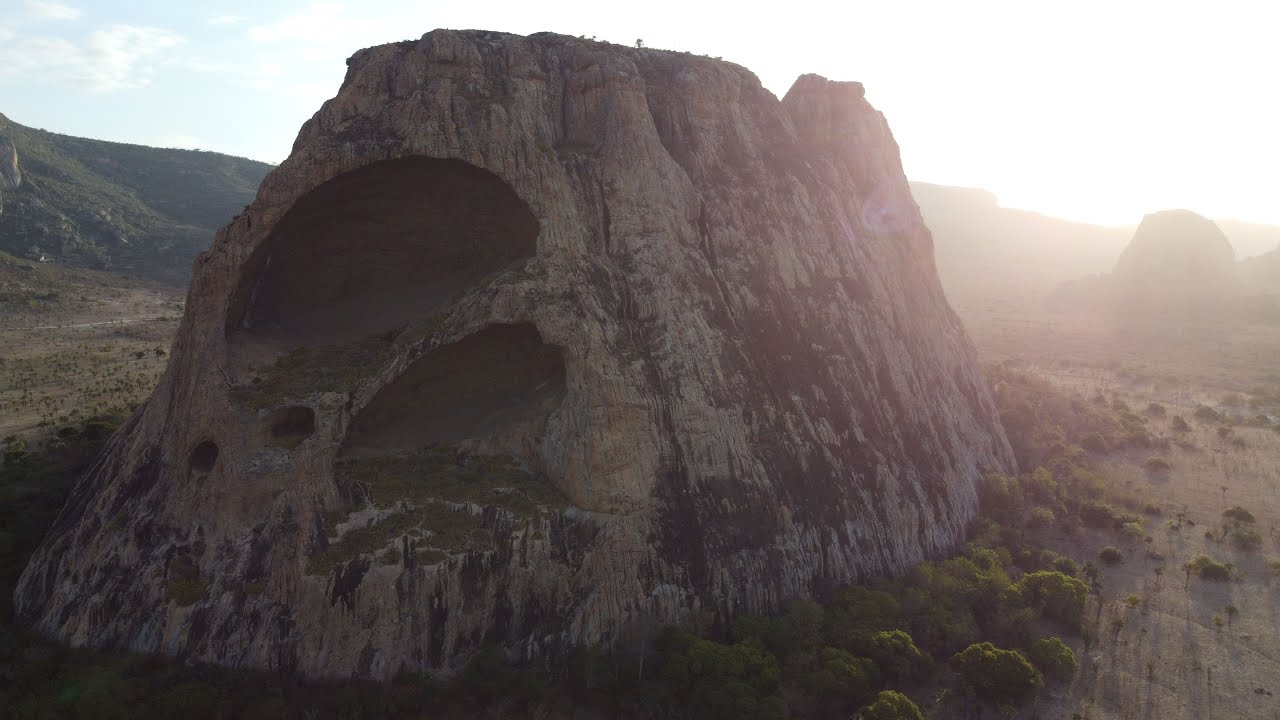 Escalada esportiva no morro da Toca, Itatim, Bahia, Brazil. via Angaroba 7c