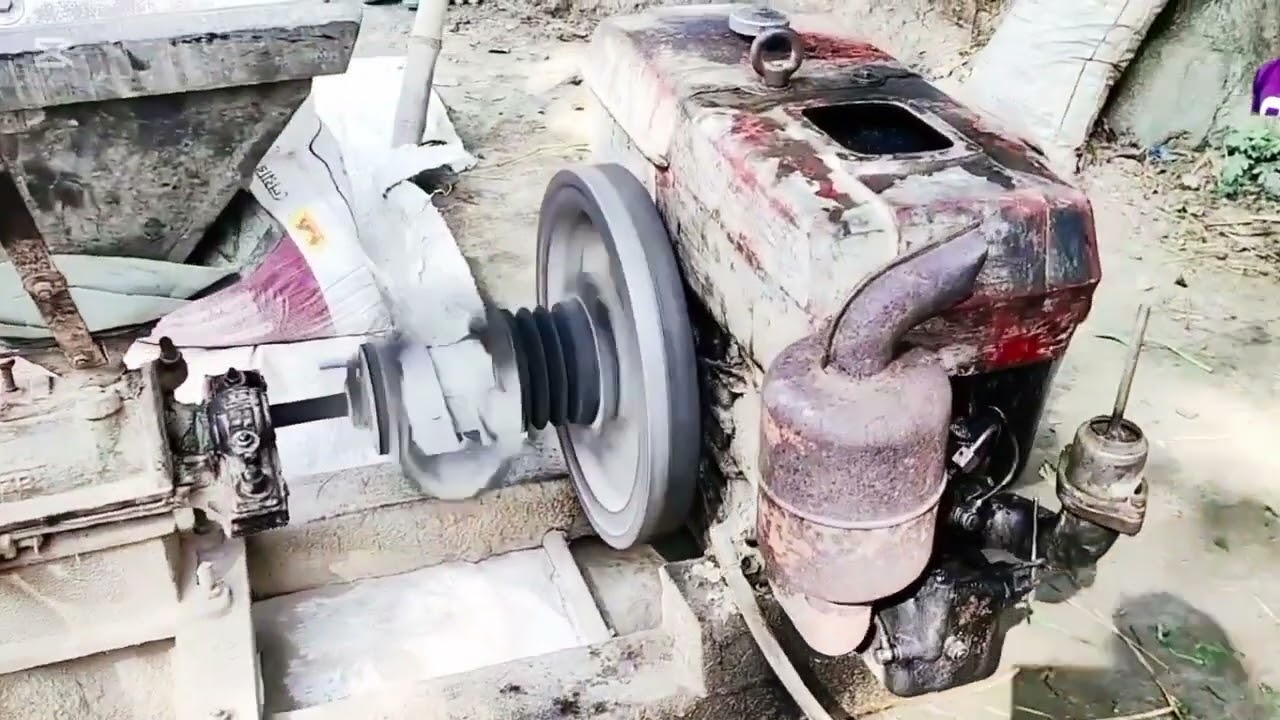 গ্রামের বাড়িতে ধানের মেশিন স্টার্ট দিচ্ছে 