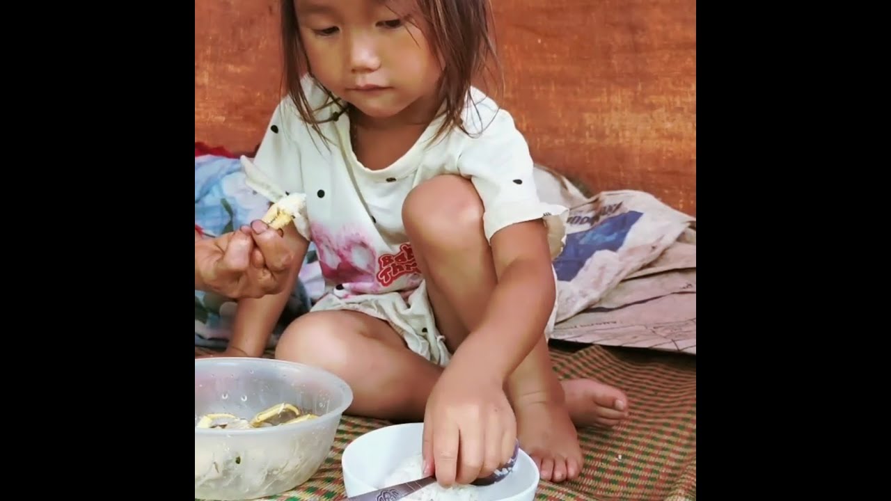 Little Anh&rsquo;s Risky Adventure Catching Crabs Alone in the Rain | Brave Girl Fishing in Stormy Weather