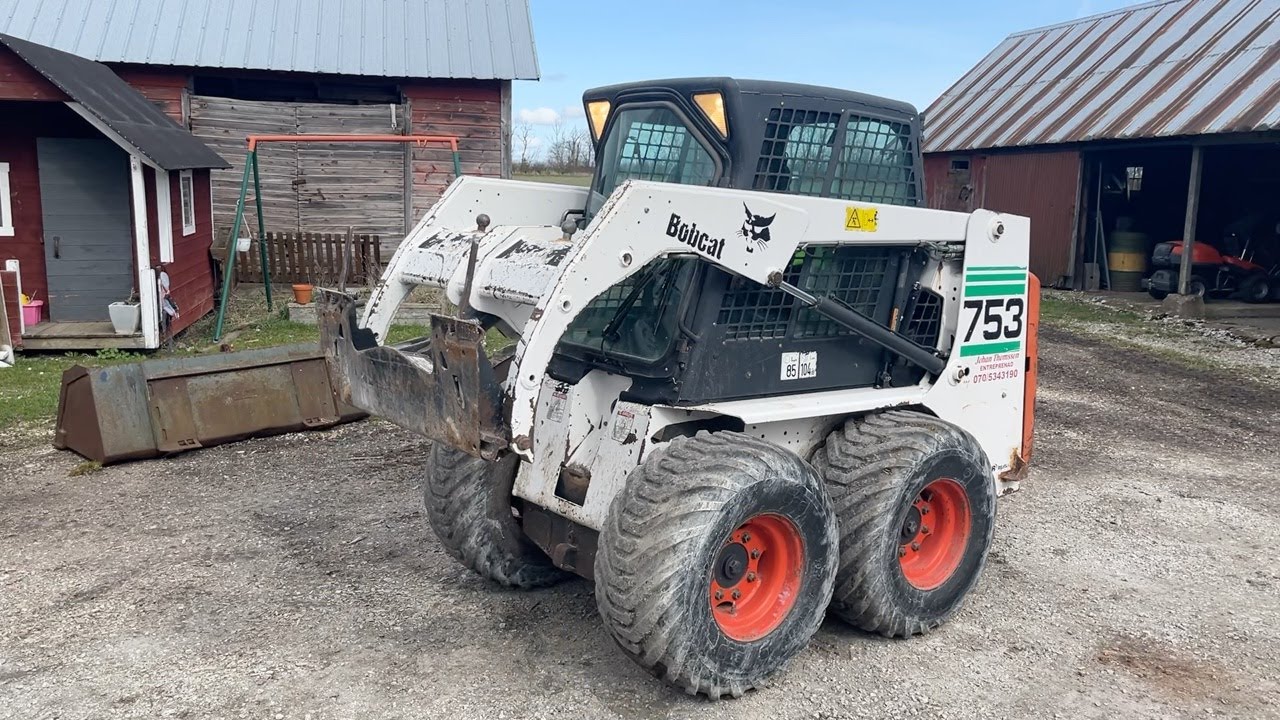 Köp Kompaktlastare Bobcat 753 med redskap på Klaravik