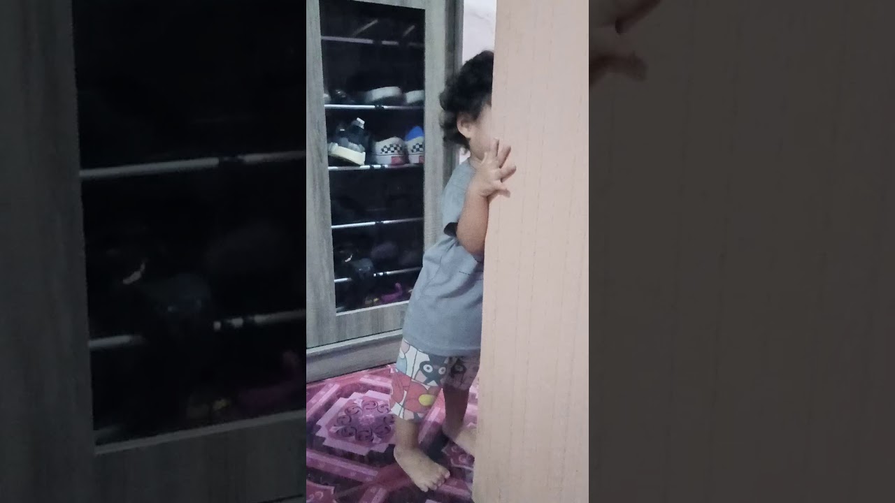 Tebak lagi ngapain coba... 🤣 Jelek amat mukanya klo lg ngeden 🤣