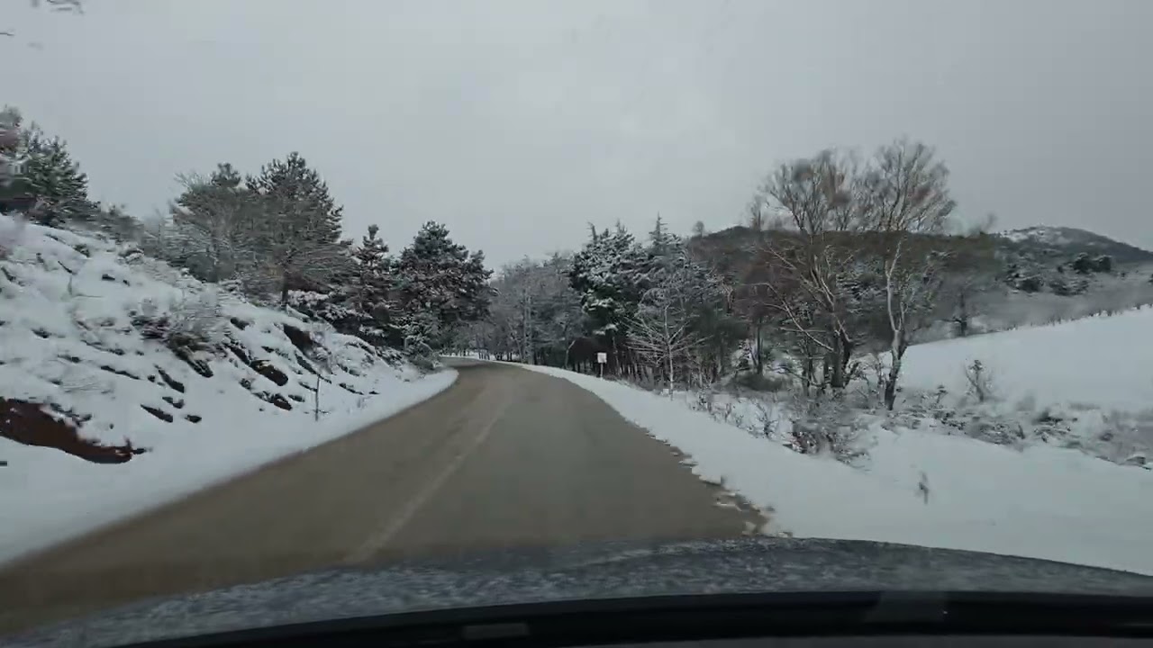 Karlı dağ yolunda yolculuk 