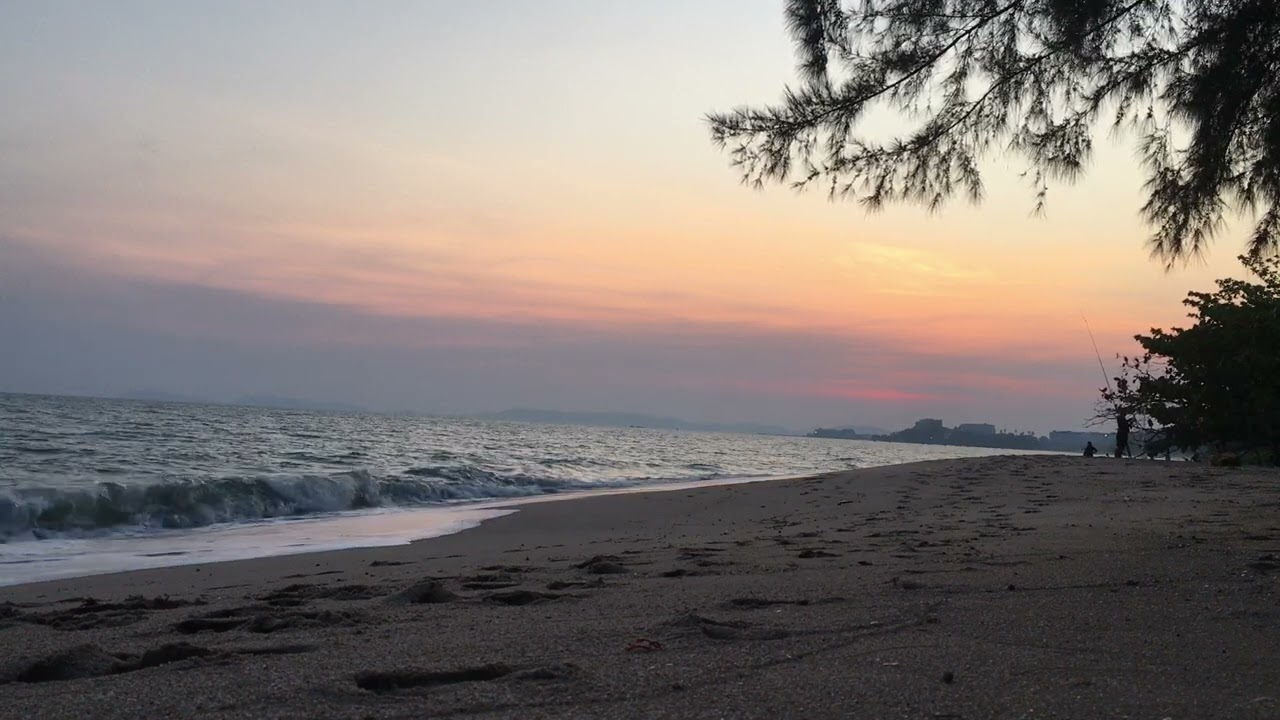 Sunset on the beach #sea #thailand #sunset #onthebench #seasand 