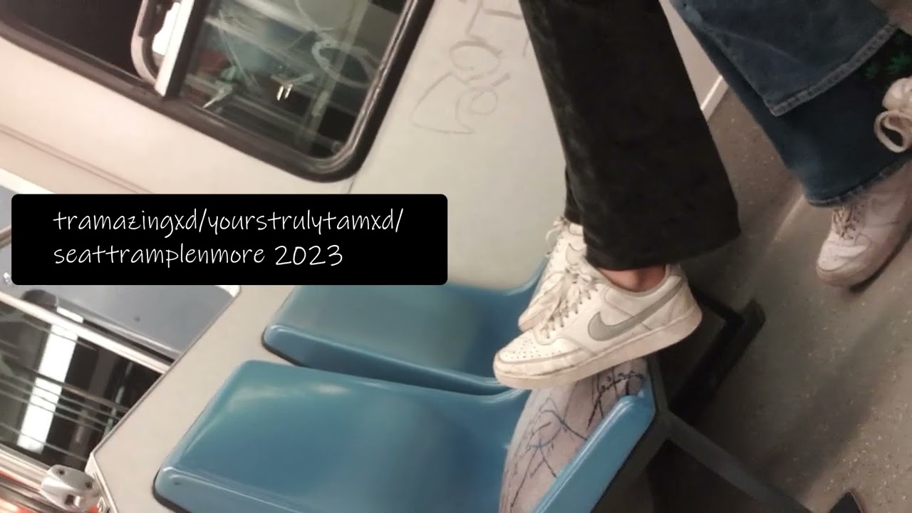 hella dirty shoes on train seat by cute girl(23 03 11)