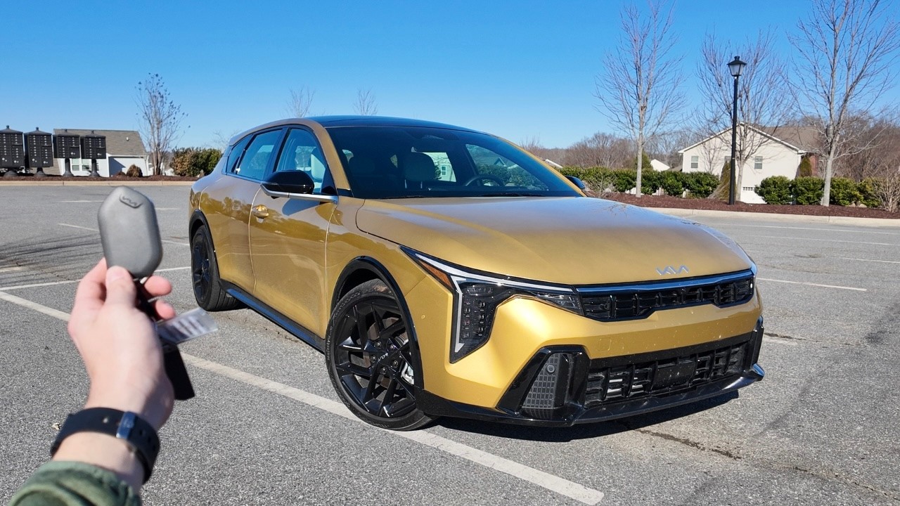 KIA K4 Hatchback Turbo 2026 года выпуска — полная комплектация, цена 32 800 долларов.