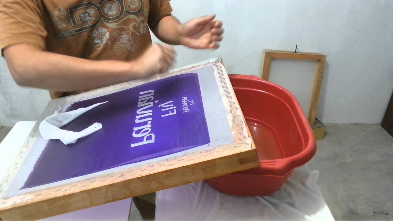 COMO RETIRAR LA EMULSION DESPUES DE REVELAR - SERIGRAFIA 💪.