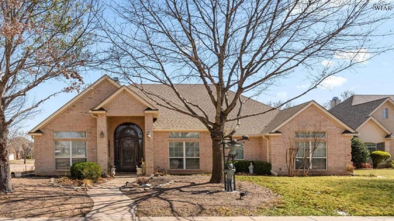 9 CANDLEWOOD COURT, Wichita Falls, TX Presented by Sarah Lareau.