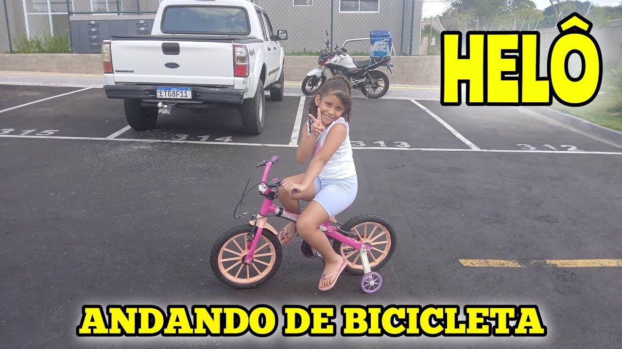 Heloisa andando de bicicleta | Kit Kanic.