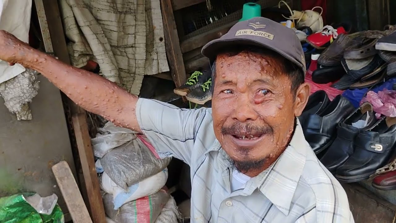 Pasar Loak Sepanjang Taman Sidoarjo // Kios Pak Ahmad.