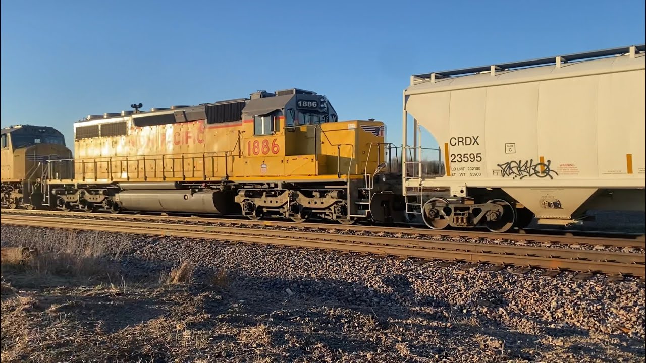 UP Manifest Train Heads Westbound thru Nachusa with a Cool SD40 Locomotive! 11/28/2025