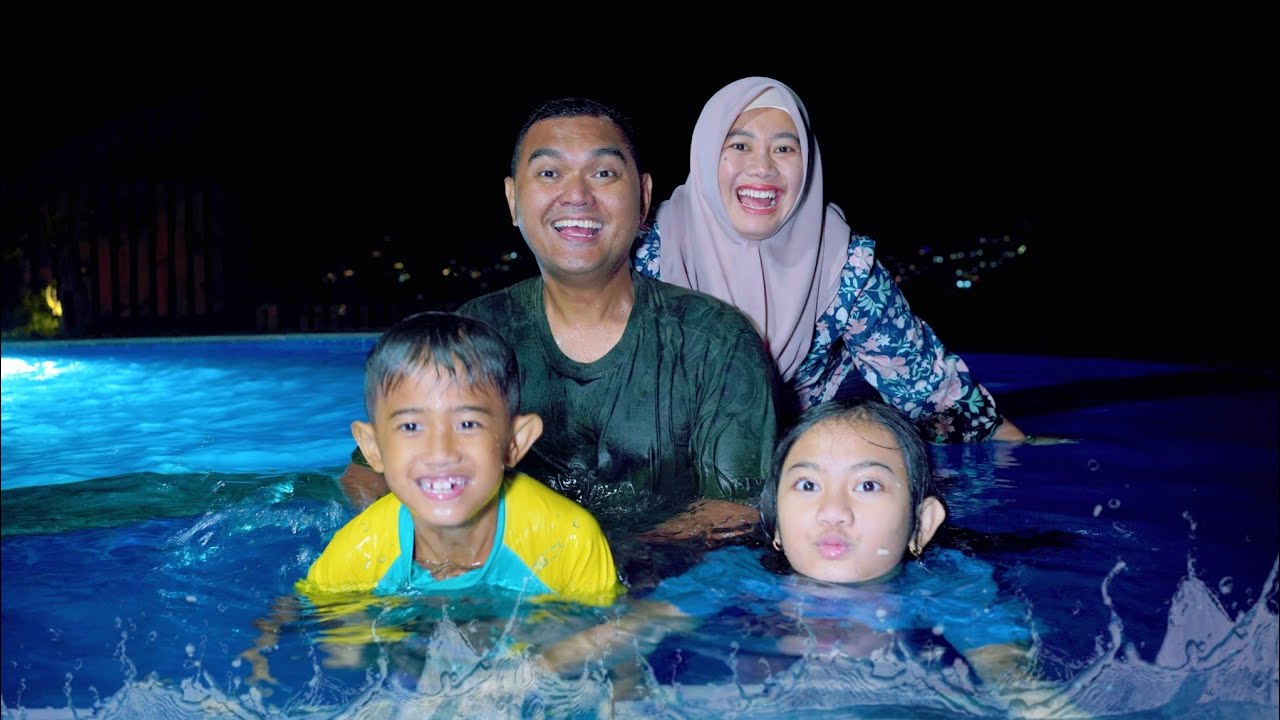 LIBURAN KE VILLA NAIK MOTOR 😱 BERENANG MALEM DI KOLAM RAKSASA