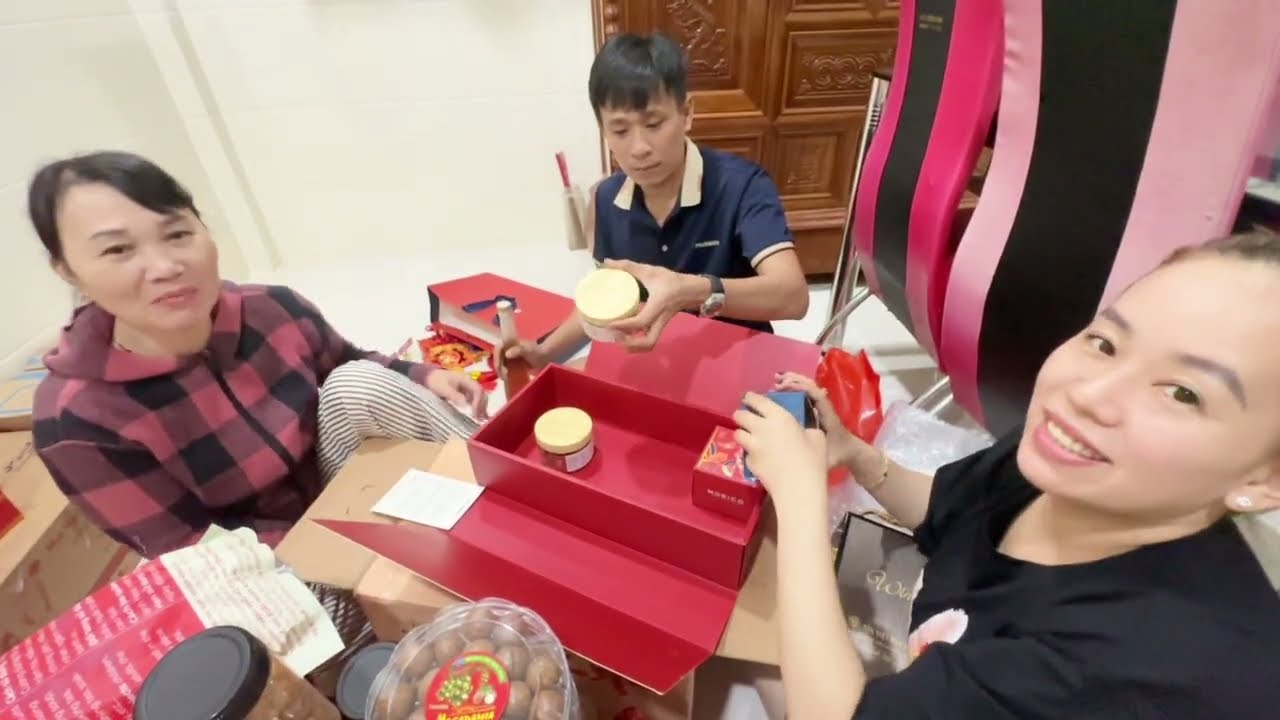 Khui quà tết cho nhà ngoại cô 3 trâm cho quá trời quà  cảm ơn cô 3 nhiều nè