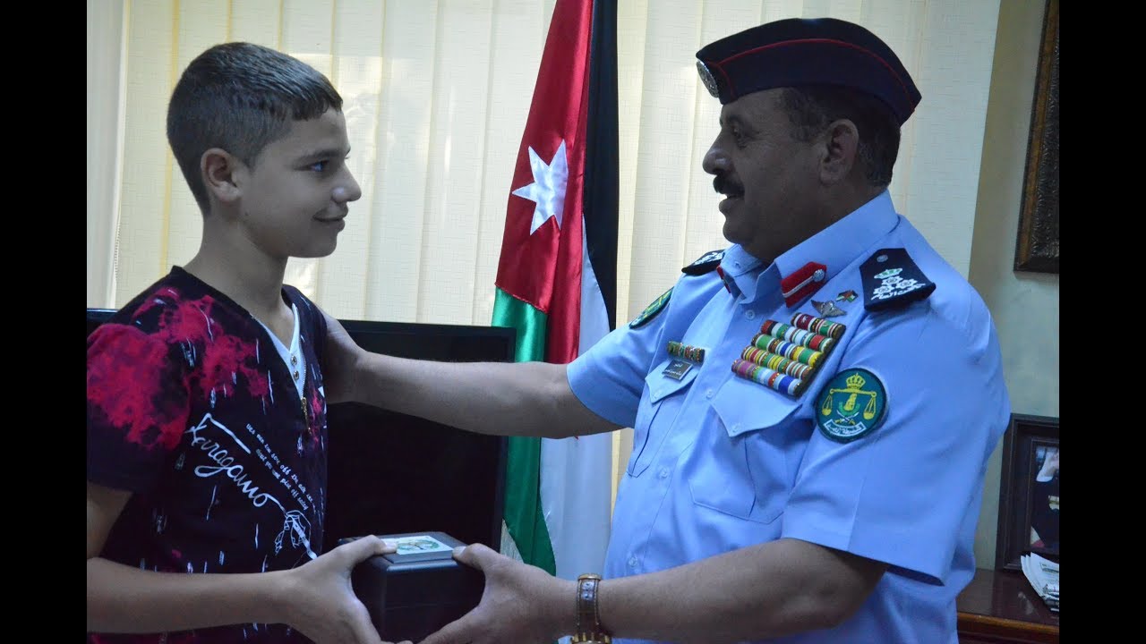 مدير شرطة اربد العميد الدكتور خالد العجرمي يكرم الطالب السلطي وذلك لأمانته