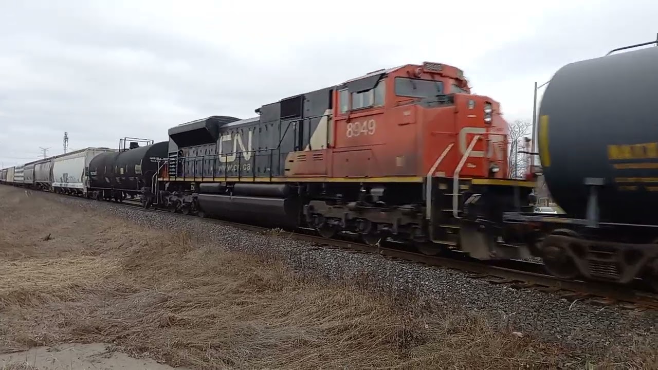 First Train Of 2023! CN 3035 at 14th Ave 1/2/2023