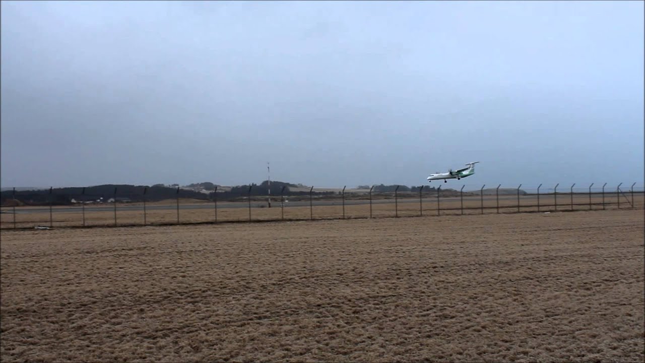 Wider&oslash;e Dash 8-Q400 Landing @ Stavanger in storm