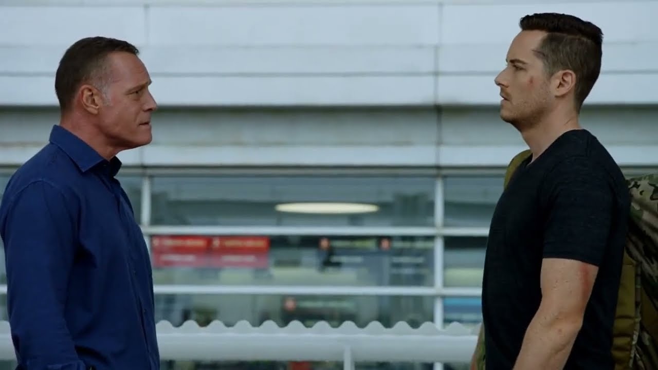 Chicago PD 10x03 (11) Jay Halstead final scene, Voight goodbye at airport