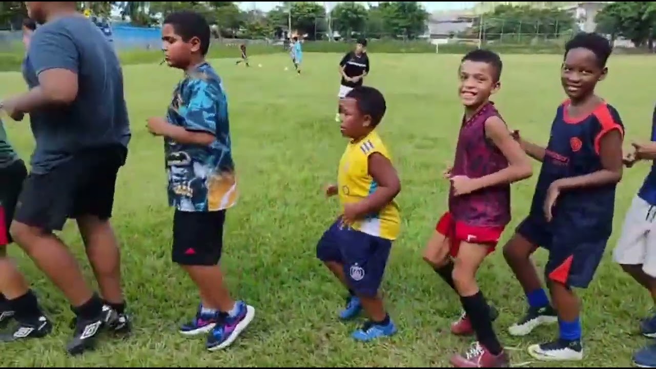 Treinamento de Condução de bola, Passe, Fundamentos e Coletivo no Projeto Escola de Futebol Mazola 