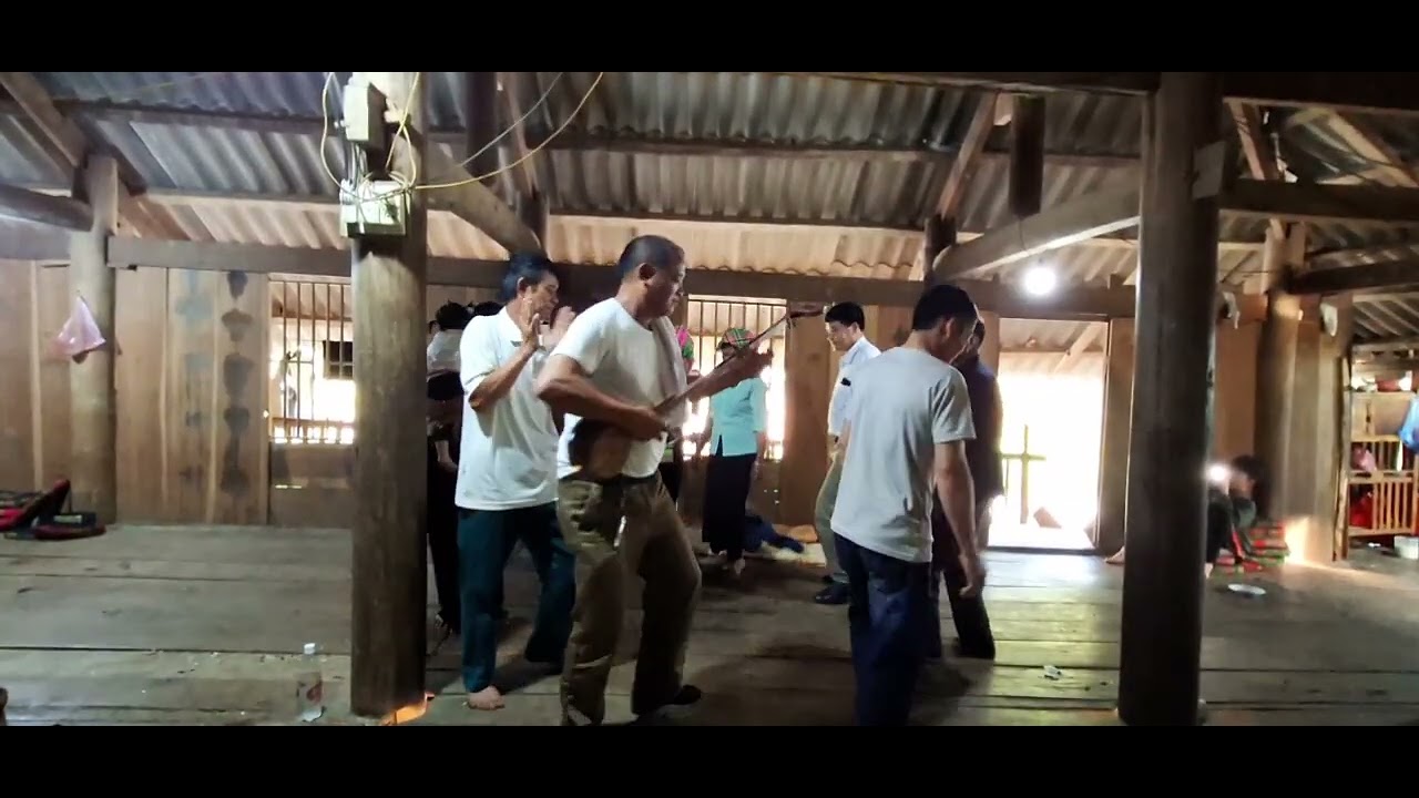 Múa xòe tại nhà bác Suơng Môn ở bản Lun