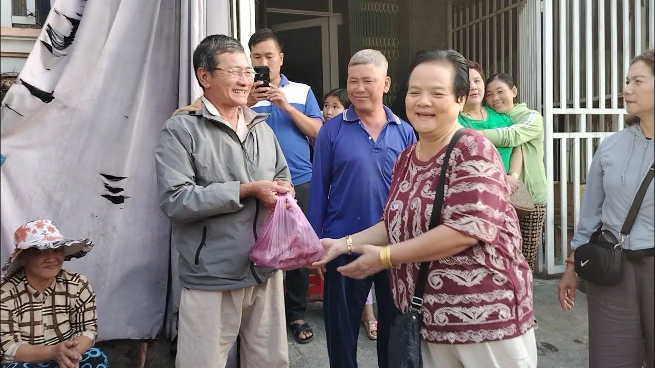 Cô Hai Tặng Quà Để Gia Đình Chuẩn Bị Đón Xuân Về Vui Cười.... Kiệt Làng Quê... 