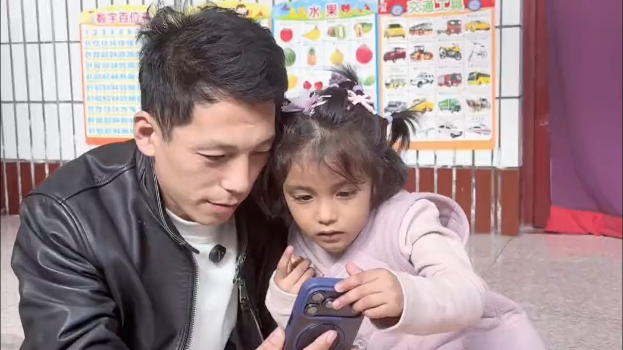 看了哥哥姐姐们都在讨论安娜眼睛问题 所以专门去眼科检查了一下 没有任何问题 哥哥姐姐们也可以放心 我不善于表达 能力有限 哪里做的不好也请哥哥姐姐们理解谢谢哥哥姐姐们的支持和对安娜的关心