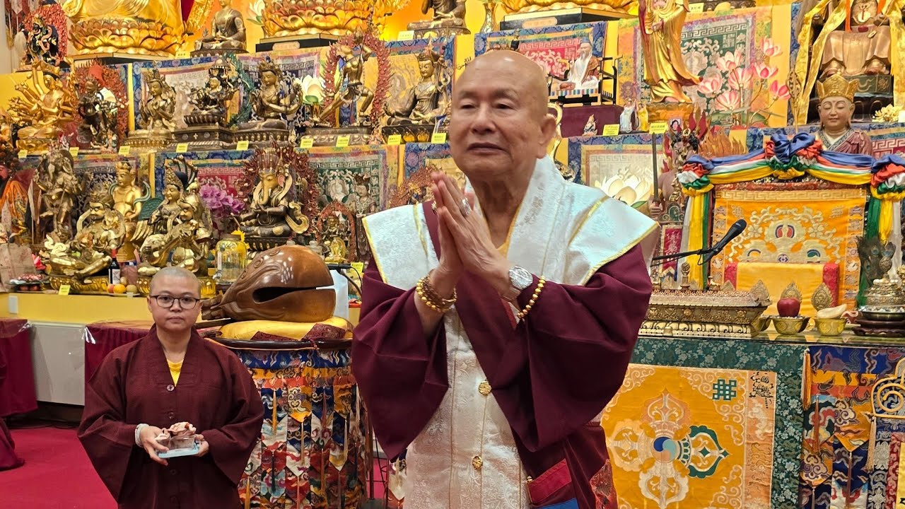 師尊唱天語歌，為西雅圖雷藏寺39周年慶切蛋糕！加持灌頂大衆法流殊勝圓滿！