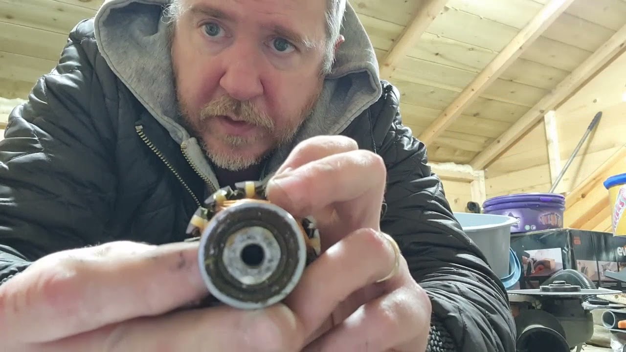 Scrapping electric motors for copper. Here I scrap the armature and it's commutator