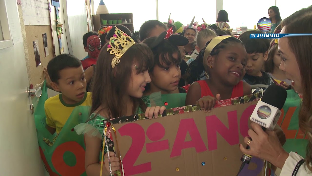 Bailinho de Carnaval anima a criançada da Creche-Escola Sementinha