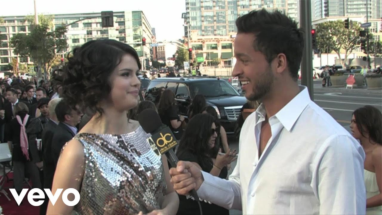 Selena Gomez - 2009 Red Carpet Interview (American Music Awards)