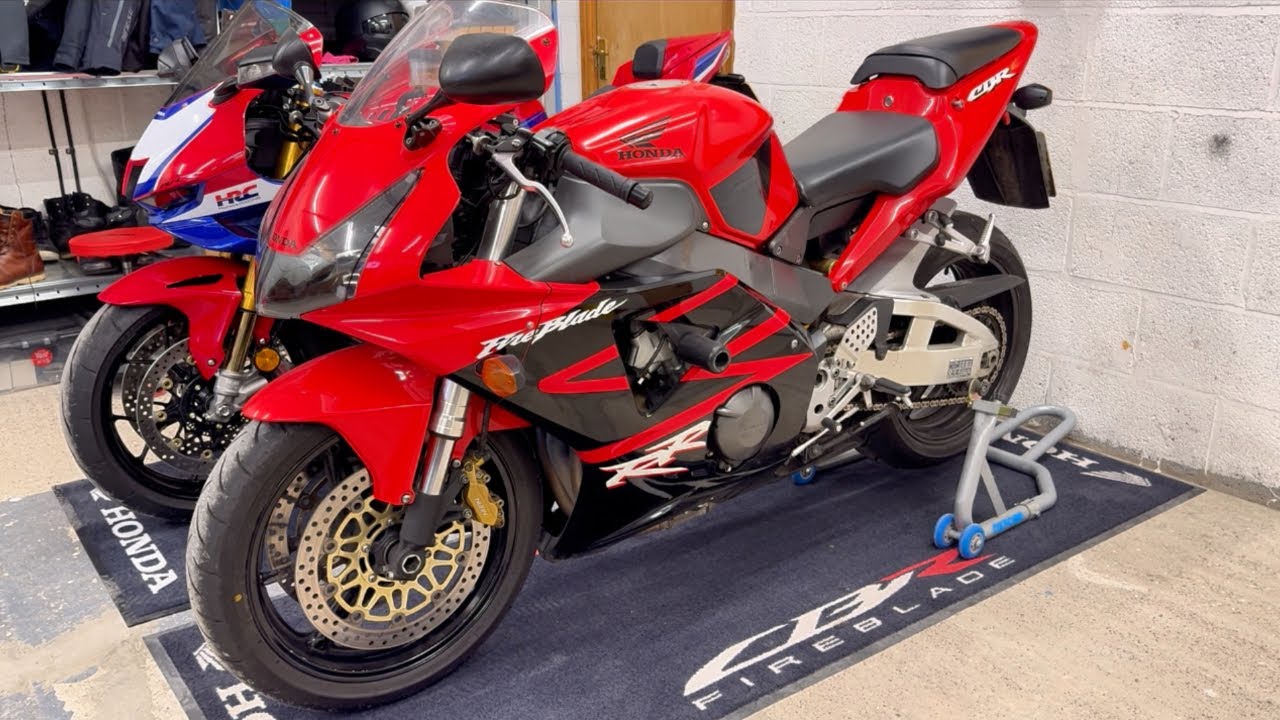 CBR1000 RR-R или CBR954 RR FireBlade — какой из них выберете вы?
