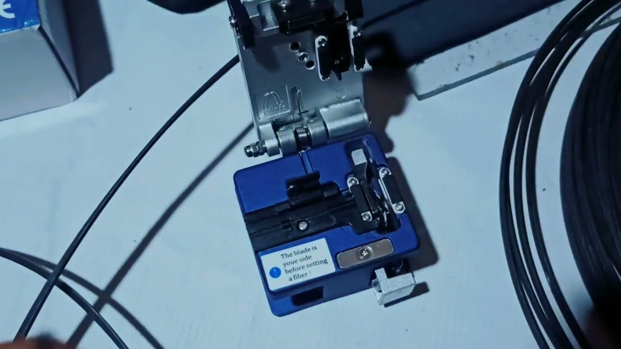 Cara menggunakan Fiber Optic Cleaver (Memotong Fiber Optic)