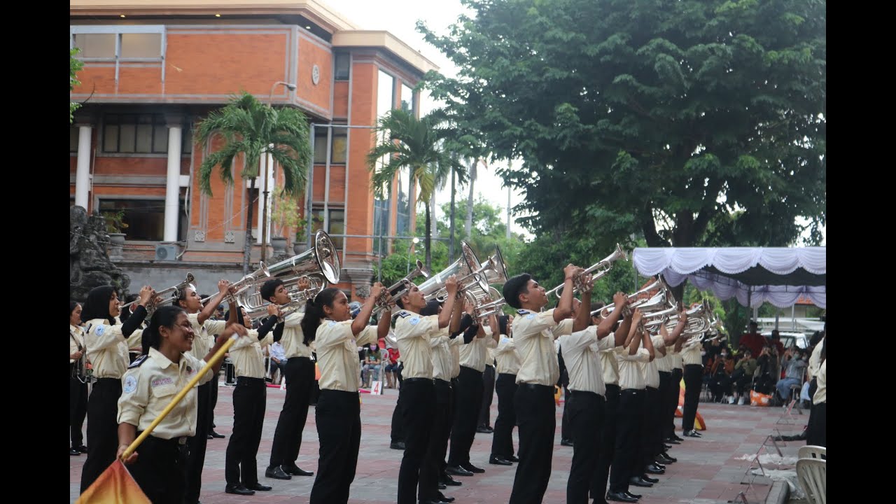 PENAMPILAN ANGGOTA ANGKATAN 44 MARCHING BAND UNIVERSITAS UDAYANA