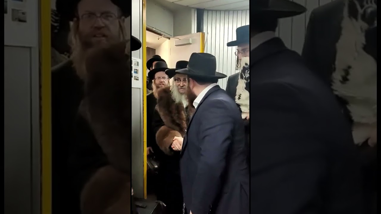 Satmar Rebbe R' Aharon Greeted In The Airport By ChabadAir Represenatives Rosh Chodesh Adar 5783