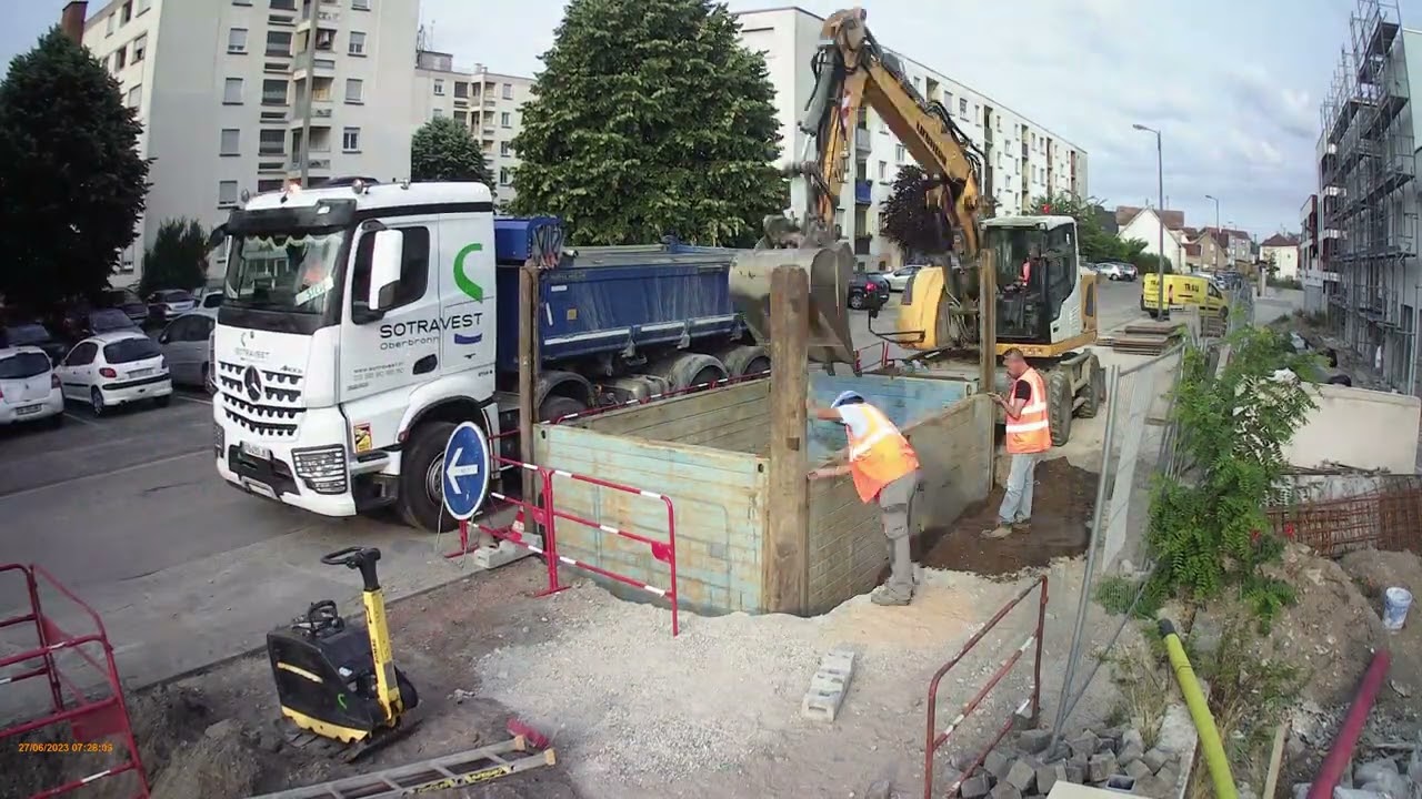 Time lapse - Pose de conteneurs de poubelles enterrées