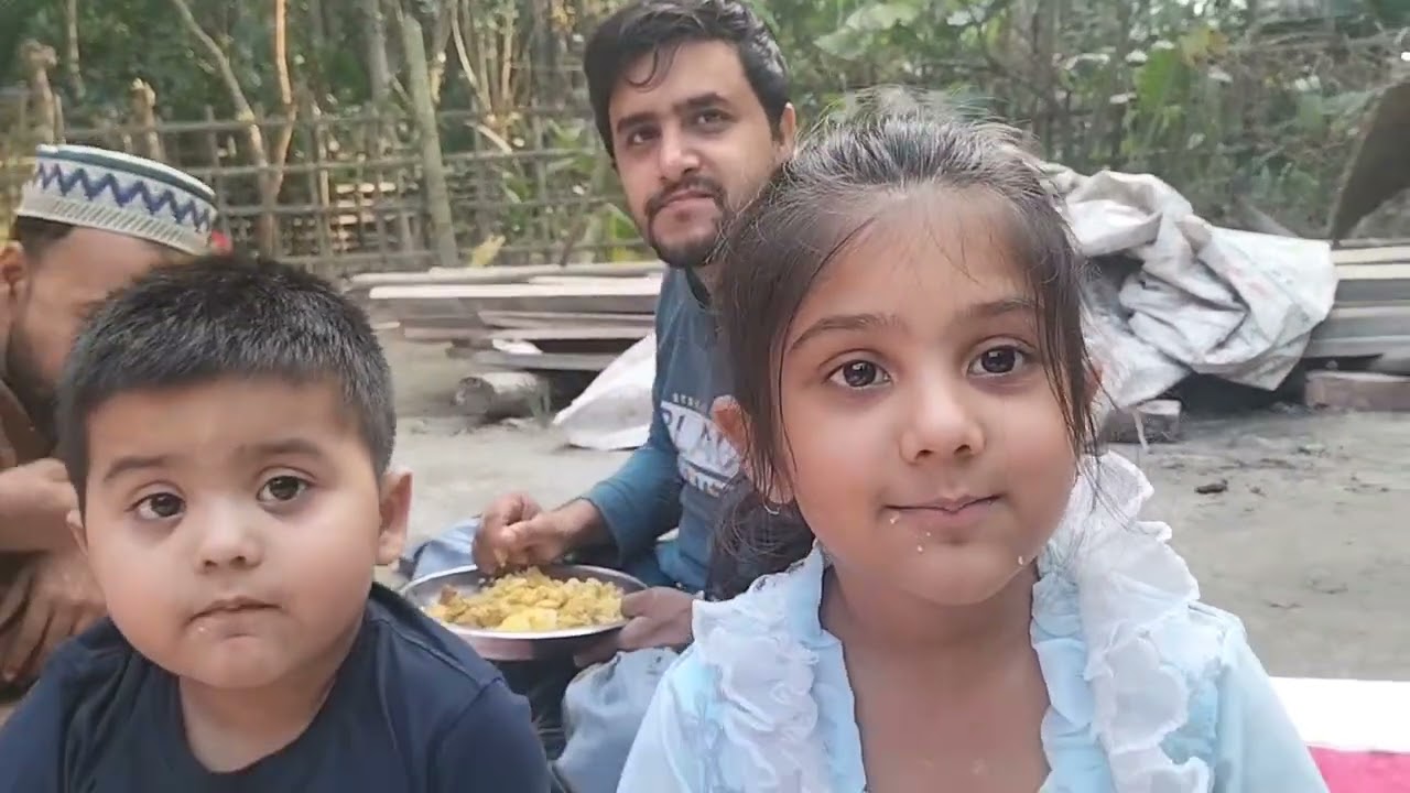 গ্রামের বাড়িতে পিকনিক।