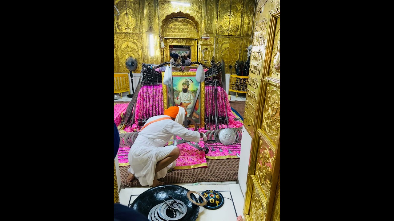 Siri guru Gobind singh sahib jide singhasan sahib ji de shastar jatthedar sant baba kulwantsingh ji