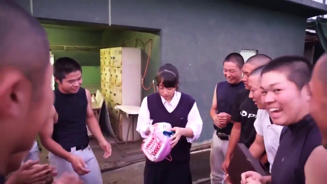【感動】野球部がマネージャーにサプライズプレゼントを贈る