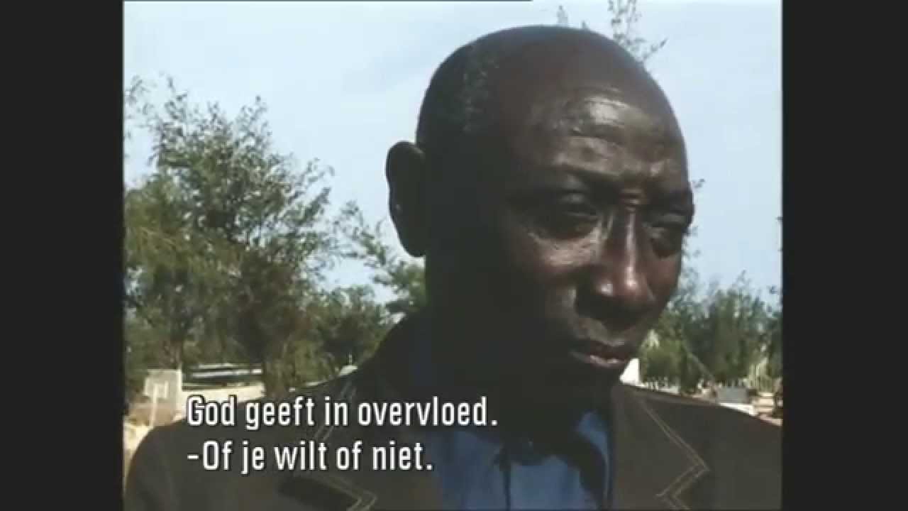 Mansour KOUATÉ à la tombe de BABA SY à Dakar 1992