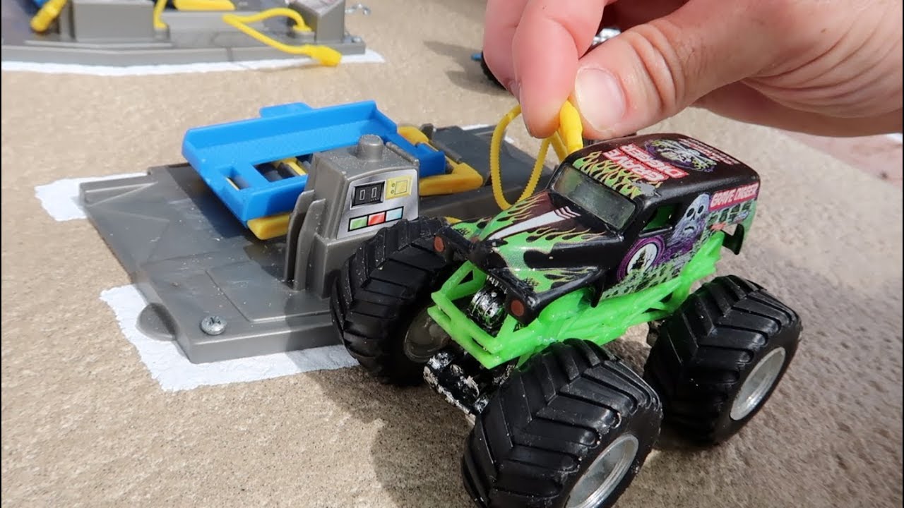 World's Largest DIY Monster Jam Arena for Toy Hot Wheels Monster Trucks : Preview 2