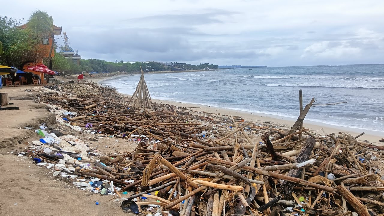 Jelang Akhir Tahun 2024 Pantai Kuta Kotor Akibat Sampah Kiriman
