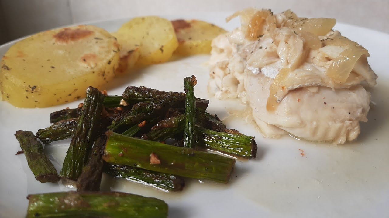 Merluza al lim&oacute;n con esparragos trigueros y patatas asadas