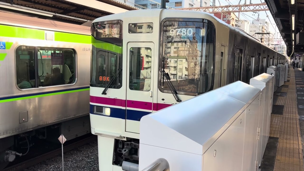 京王9000系9780Fが回送列車として笹塚駅を発車するシーン