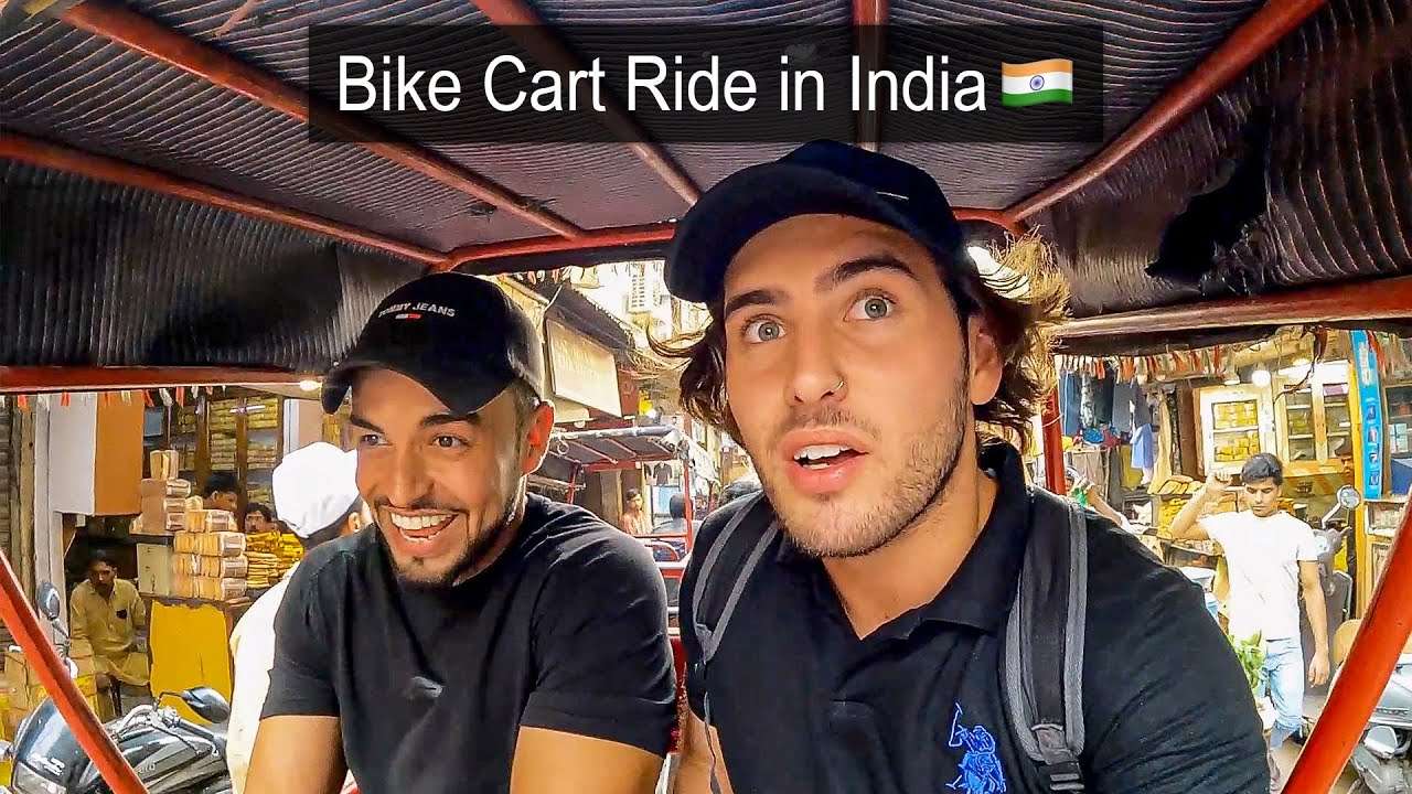 Тряская поездка на велорикше в Индии (мужчина получает вознаграждение) 🇮🇳