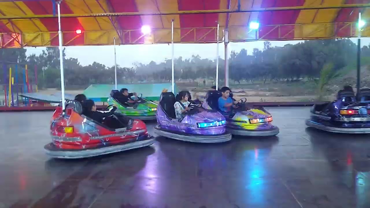 En los juegos mecánicos con mis compañeros del AGB 2024 ( carros chocones)