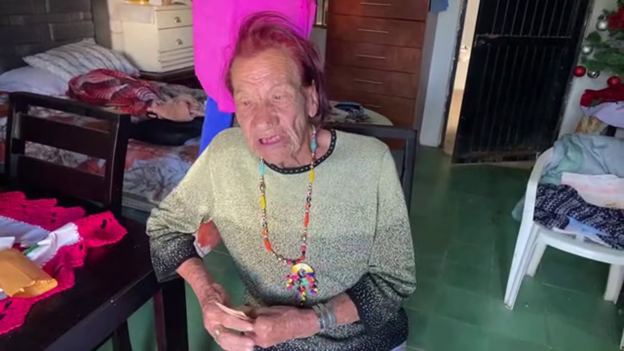 Gilberto abriendo los regalos del pino
